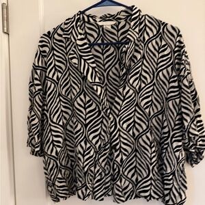 H&M black and white button up short sleeve shirt